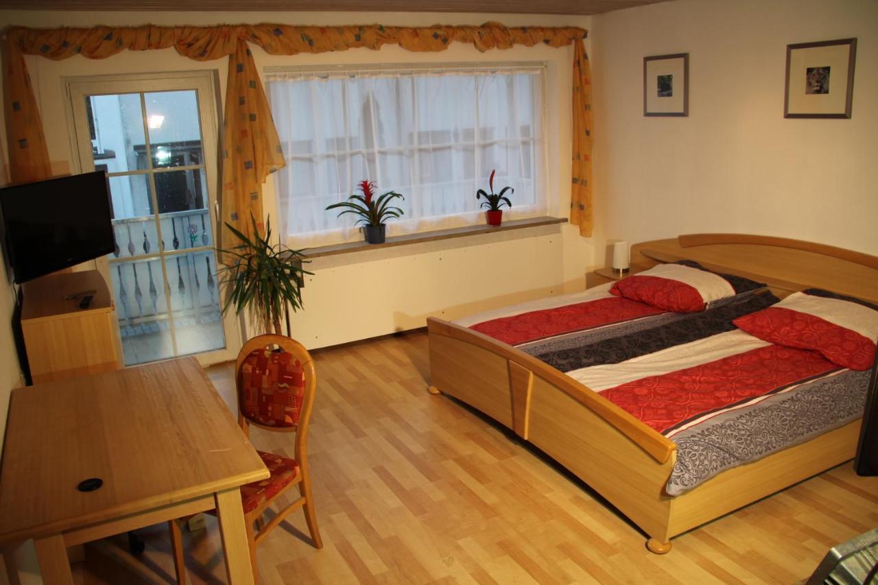 Ferienwohnung Mit 4 Schlafzimmer Fuer 2 Bis 9 Gaeste----Apartment With 4 Bedrooms For 2 To 9 Guests Núremberg Exterior foto