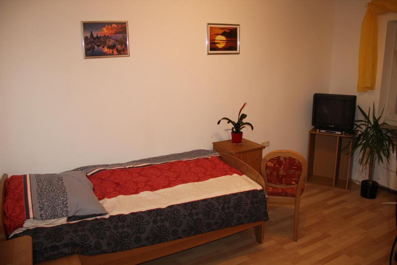 Ferienwohnung Mit 4 Schlafzimmer Fuer 2 Bis 9 Gaeste----Apartment With 4 Bedrooms For 2 To 9 Guests Núremberg Exterior foto